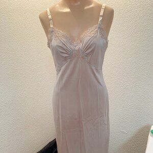 Vintage Shadow Line lace trim slip size small great condition
